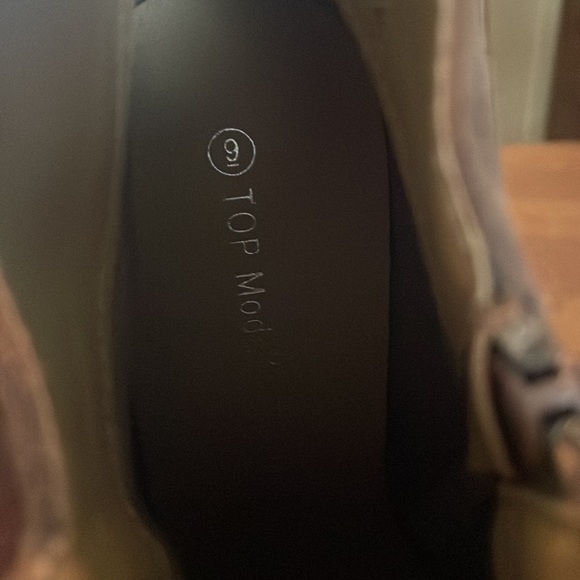 Brown booties with thick heal 👢 Only worn a few times! - Picture 3 of 3